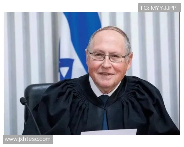 足球球星嫖妓丑闻曝光引发社会热议与道德争议