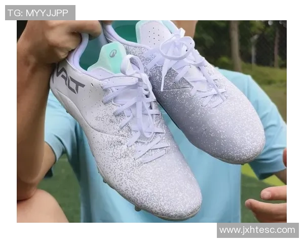 球星穿迪卡侬足球鞋惊艳亮相 成为运动装备新选择引发热议 球星穿迪卡侬足球鞋惊艳亮相 成为运动装备新选择引发热议